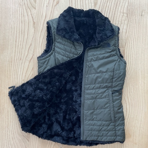 The North Face Women’s Vest in Like-New Condition - Picture 2 of 4